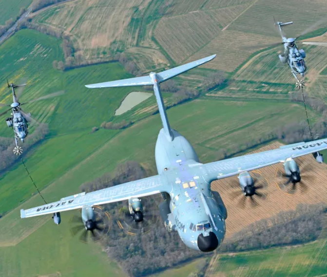 Airbus A400M refuels H225M helicopters in the air (VIDEO)